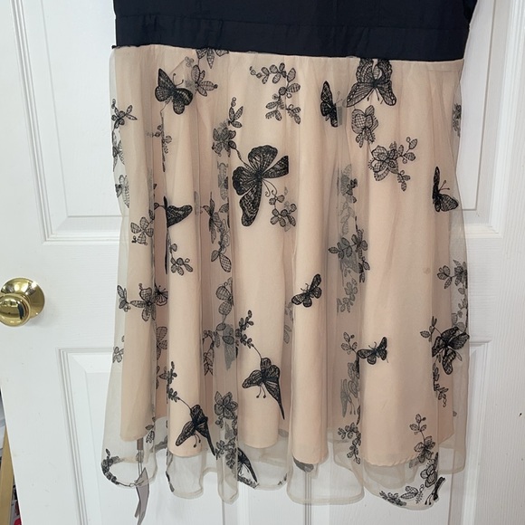 Black and tan dress - Picture 4 of 5